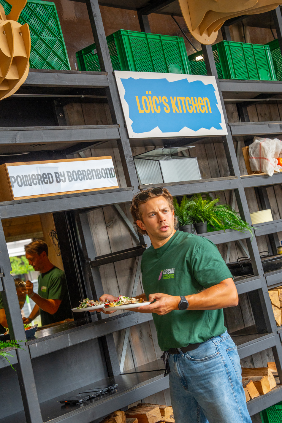 Standmedewerker dient op