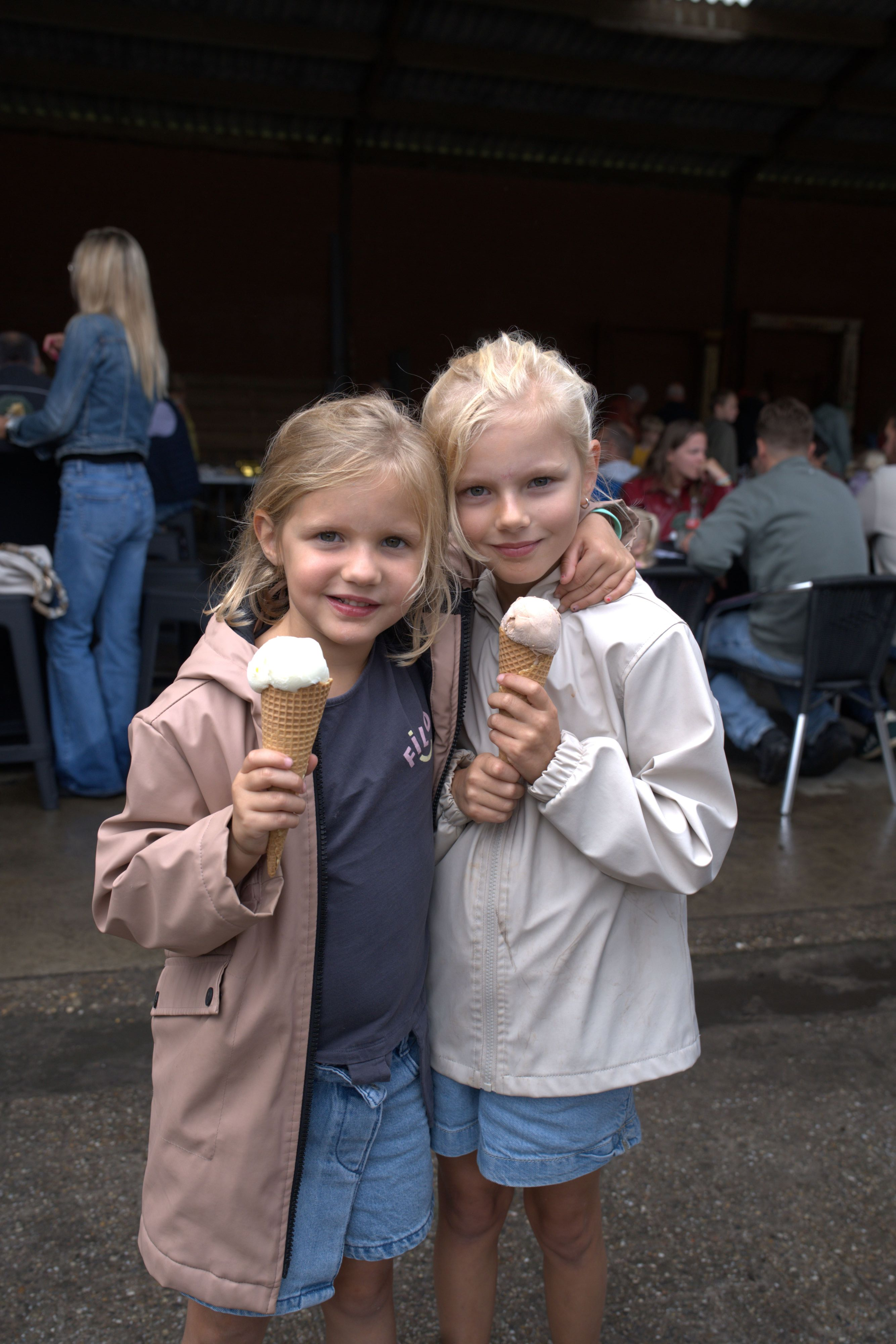 2 kinderen eten ijsje