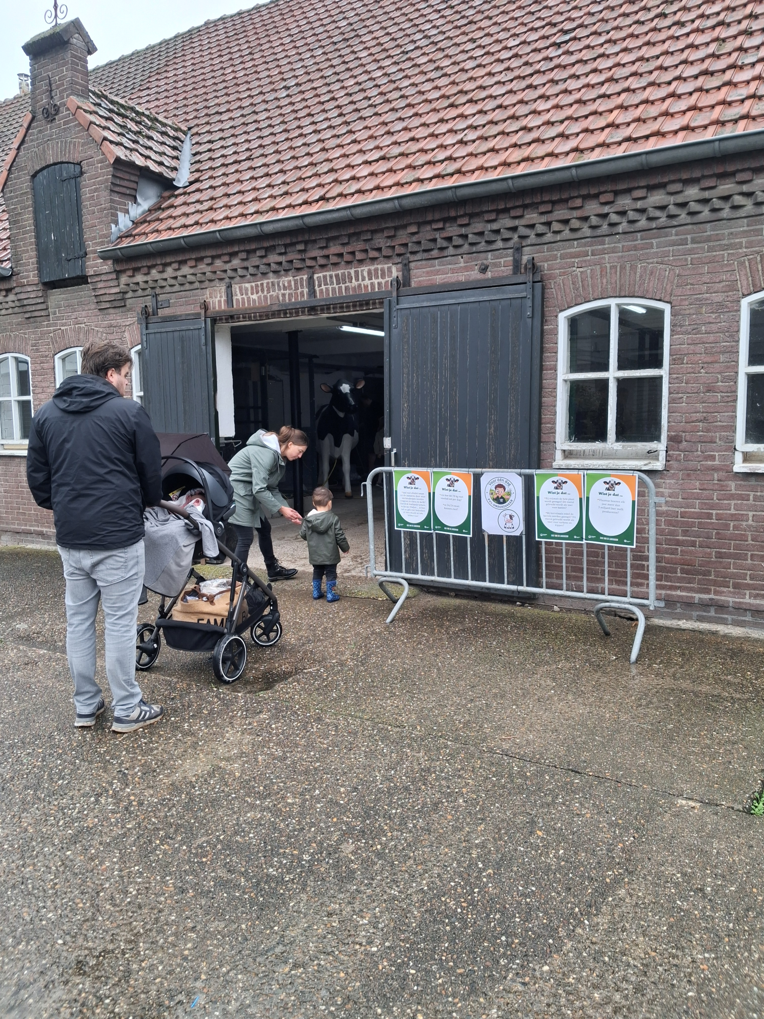 gezin gaat naar binnen